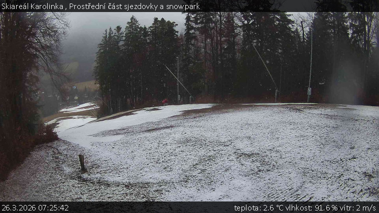 Skiareál Karolinka  - Prostřední část sjezdovky a snowpark - 26.3.2026 v 07:25