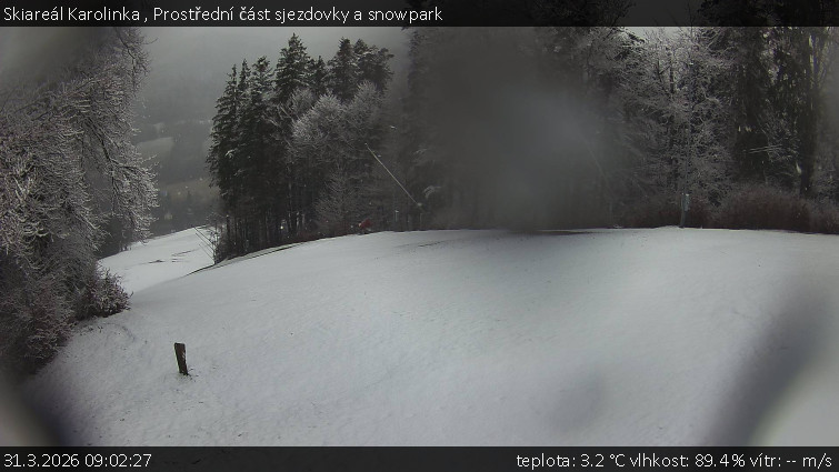 Skiareál Karolinka  - Prostřední část sjezdovky a snowpark - 31.3.2026 v 09:02