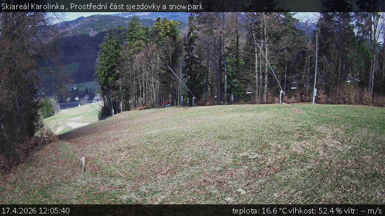 Skiareál Karolinka  - Prostřední část sjezdovky a snowpark - 17.4.2026 v 12:05