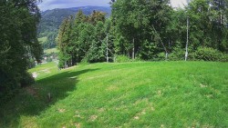 Prostřední část sjezdovky a snowpark