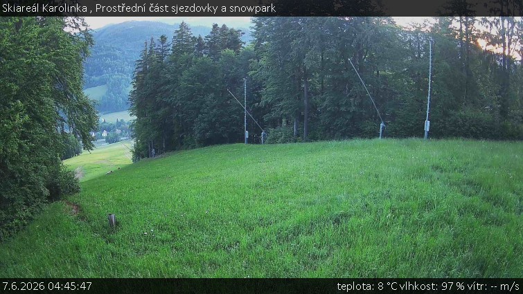 Skiareál Karolinka  - Prostřední část sjezdovky a snowpark - 7.6.2026 v 04:45