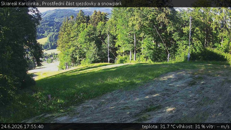 Ośrodek narciarski Karolinka - Środkowa część trasy zjazdowej i snowpark - 24.6.2026 v 17:55