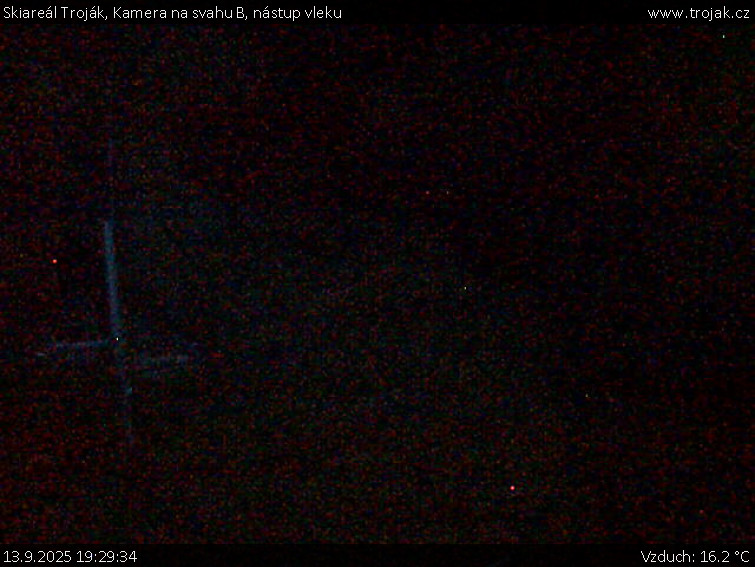 Skiareál Troják - Kamera na svahu B, nástup vleku - 13.9.2025 v 19:29 Skiareál Troják - Kamera na svahu B, nástup vleku - 13.9.2025 v 19:29