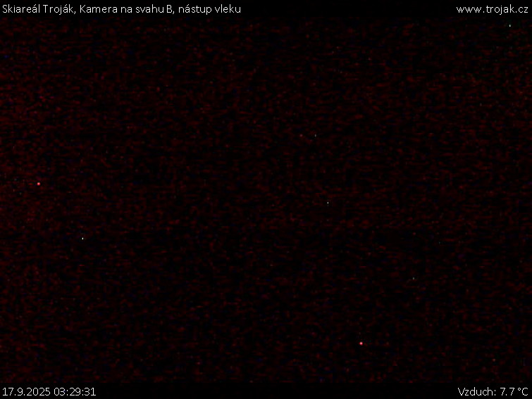 Skiareál Troják - Kamera na svahu B, nástup vleku - 17.9.2025 v 03:29