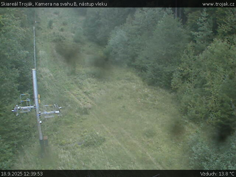 Skiareál Troják - Kamera na svahu B, nástup vleku - 18.9.2025 v 12:39