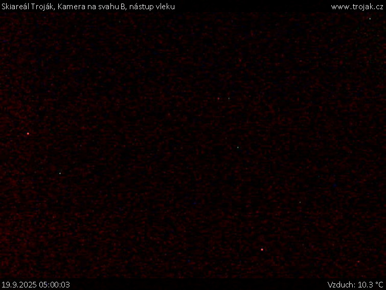 Skiareál Troják - Kamera na svahu B, nástup vleku - 19.9.2025 v 05:00