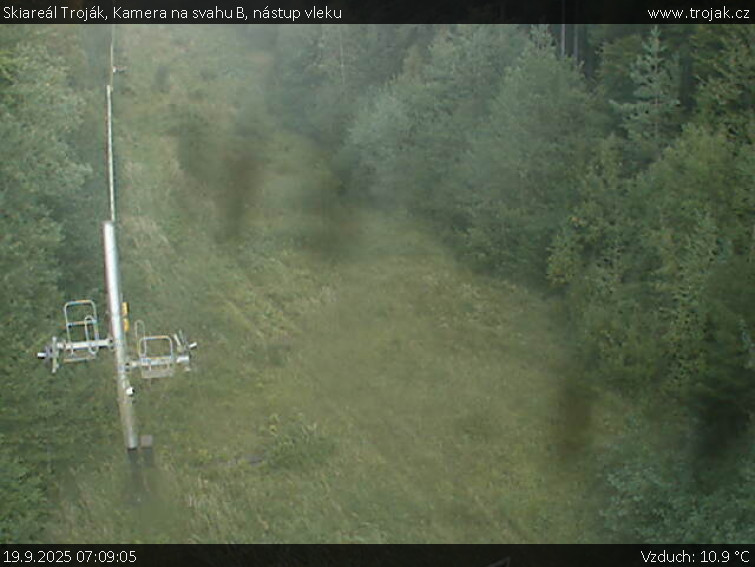 Skiareál Troják - Kamera na svahu B, nástup vleku - 19.9.2025 v 07:09 Skiareál Troják - Kamera na svahu B, nástup vleku - 19.9.2025 v 07:09