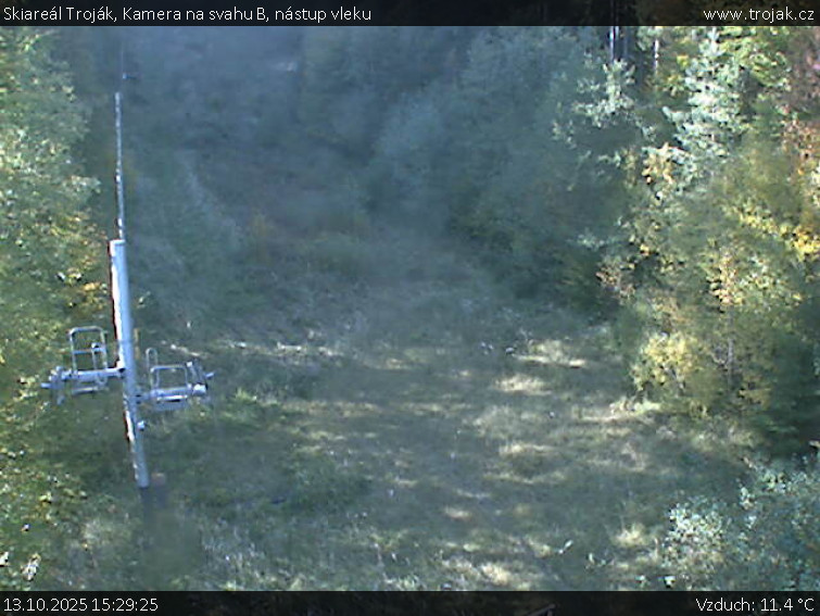Skiareál Troják - Kamera na svahu B, nástup vleku - 13.10.2025 v 15:29