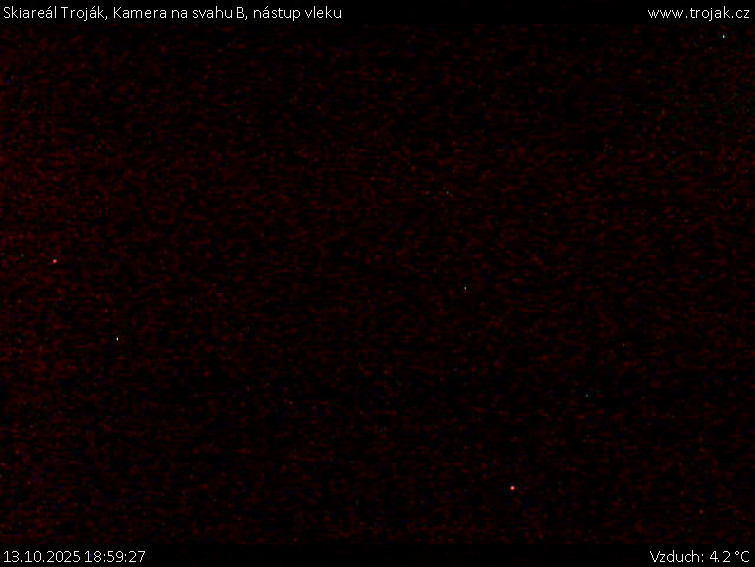 Skiareál Troják - Kamera na svahu B, nástup vleku - 13.10.2025 v 18:59