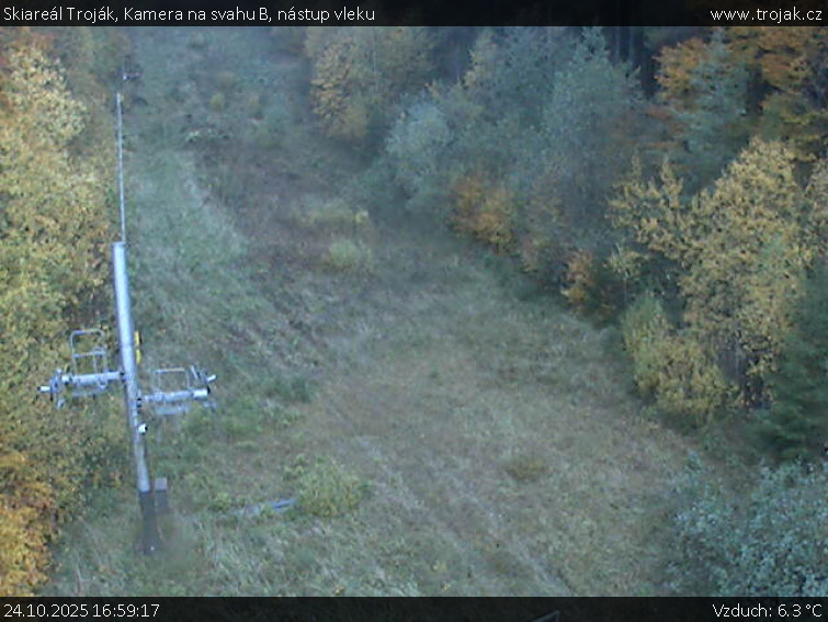 Skiareál Troják - Kamera na svahu B, nástup vleku - 24.10.2025 v 16:59 Skiareál Troják - Kamera na svahu B, nástup vleku - 24.10.2025 v 16:59