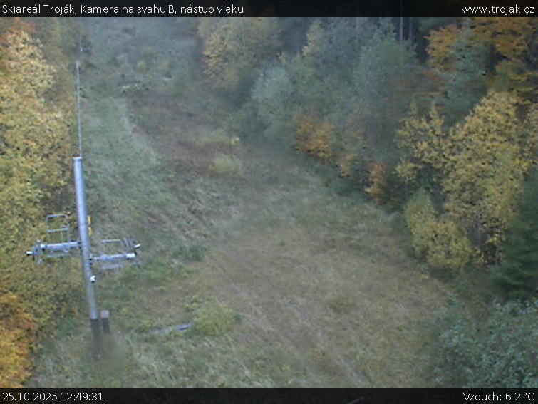 Skiareál Troják - Kamera na svahu B, nástup vleku - 25.10.2025 v 12:49 Skiareál Troják - Kamera na svahu B, nástup vleku - 25.10.2025 v 12:49