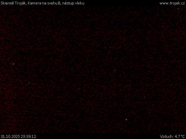 Skiareál Troják - Kamera na svahu B, nástup vleku - 31.10.2025 v 23:39 Skiareál Troják - Kamera na svahu B, nástup vleku - 31.10.2025 v 23:39