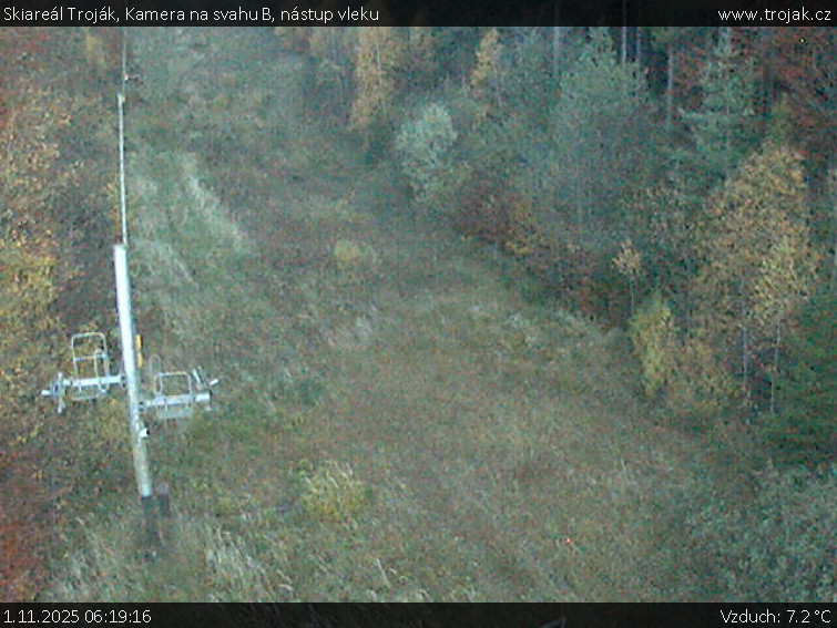 Skiareál Troják - Kamera na svahu B, nástup vleku - 1.11.2025 v 06:19 Skiareál Troják - Kamera na svahu B, nástup vleku - 1.11.2025 v 06:19