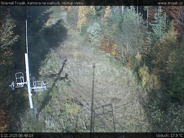 Skiareál Troják - Kamera na svahu B, nástup vleku - 1.11.2025 v 08:49