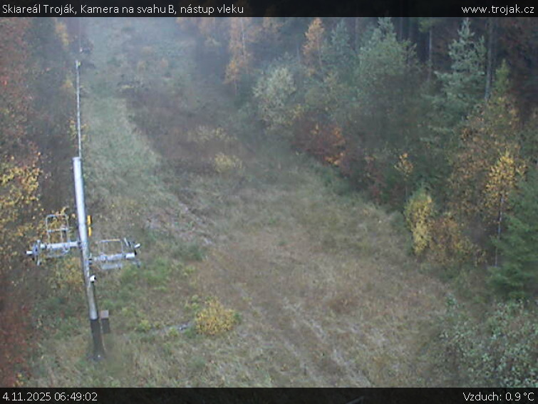 Skiareál Troják - Kamera na svahu B, nástup vleku - 4.11.2025 v 06:49