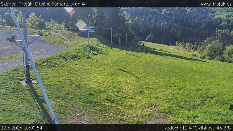 Skiareál Troják - Otočná kamera, svah A - 12.5.2025 v 18:00 Skiareál Troják - Otočná kamera, svah A - 12.5.2025 v 18:00