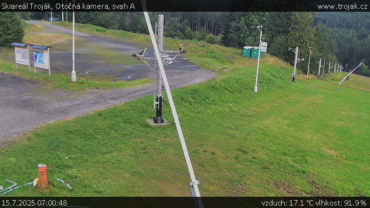 Skiareál Troják - Otočná kamera, svah A - 15.7.2025 v 07:00 Skiareál Troják - Otočná kamera, svah A - 15.7.2025 v 07:00
