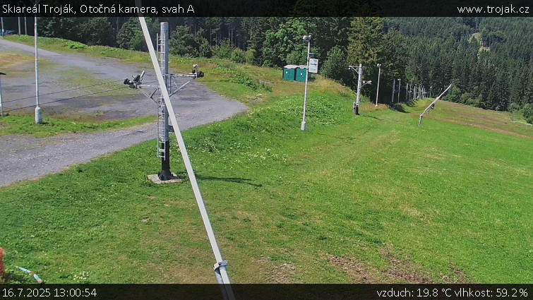 Skiareál Troják - Otočná kamera, svah A - 16.7.2025 v 13:00 Skiareál Troják - Otočná kamera, svah A - 16.7.2025 v 13:00