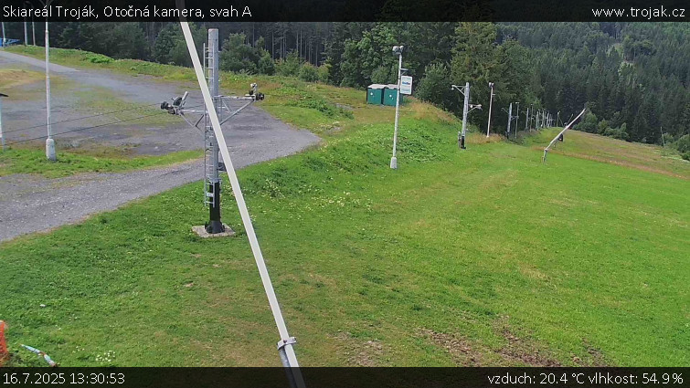 Skiareál Troják - Otočná kamera, svah A - 16.7.2025 v 13:30 Skiareál Troják - Otočná kamera, svah A - 16.7.2025 v 13:30