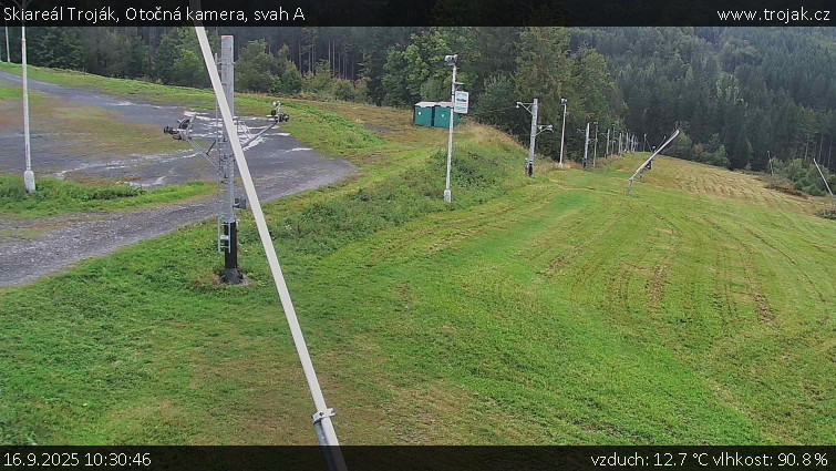 Skiareál Troják - Otočná kamera, svah A - 16.9.2025 v 10:30 Skiareál Troják - Otočná kamera, svah A - 16.9.2025 v 10:30