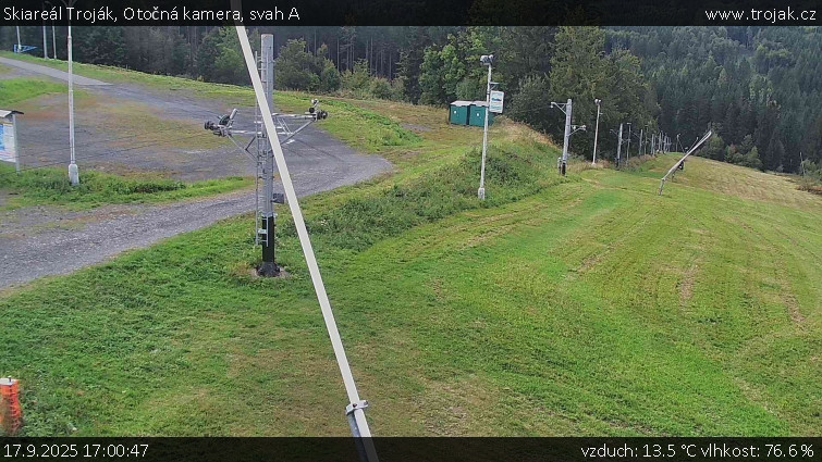 Skiareál Troják - Otočná kamera, svah A - 17.9.2025 v 17:00 Skiareál Troják - Otočná kamera, svah A - 17.9.2025 v 17:00