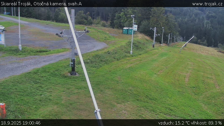 Skiareál Troják - Otočná kamera, svah A - 18.9.2025 v 19:00 Skiareál Troják - Otočná kamera, svah A - 18.9.2025 v 19:00