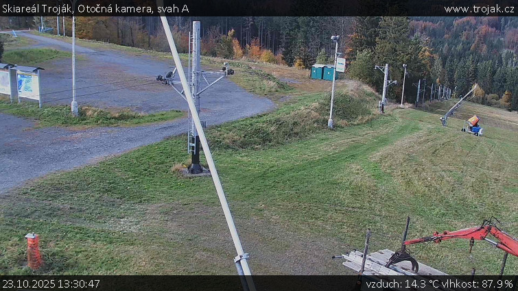Skiareál Troják - Otočná kamera, svah A - 23.10.2025 v 13:30 Skiareál Troják - Otočná kamera, svah A - 23.10.2025 v 13:30