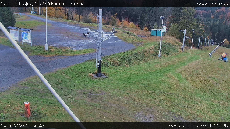 Skiareál Troják - Otočná kamera, svah A - 24.10.2025 v 11:30 Skiareál Troják - Otočná kamera, svah A - 24.10.2025 v 11:30