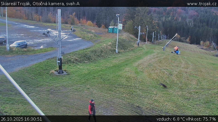 Skiareál Troják - Otočná kamera, svah A - 26.10.2025 v 16:30 Skiareál Troják - Otočná kamera, svah A - 26.10.2025 v 16:30