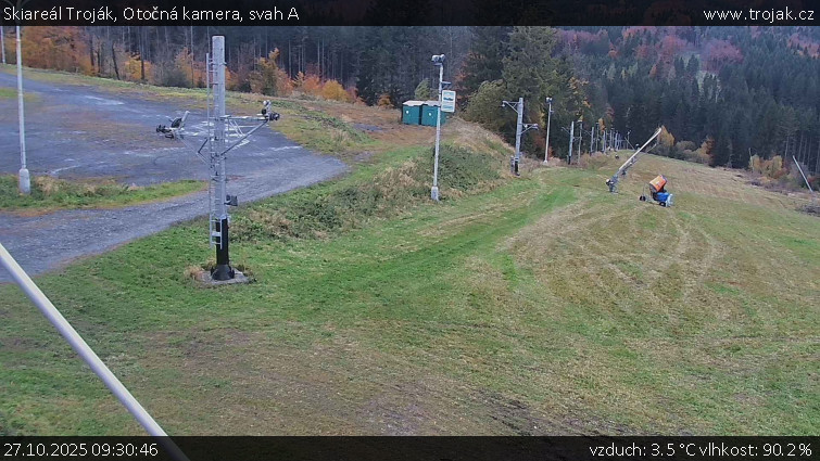 Skiareál Troják - Otočná kamera, svah A - 27.10.2025 v 09:30 Skiareál Troják - Otočná kamera, svah A - 27.10.2025 v 09:30