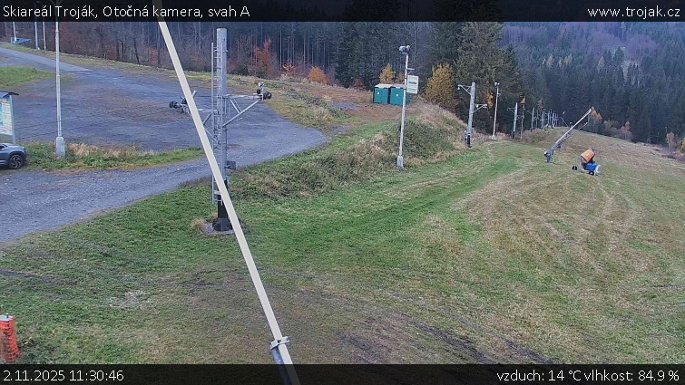 Skiareál Troják - Otočná kamera, svah A - 2.11.2025 v 11:30 Skiareál Troják - Otočná kamera, svah A - 2.11.2025 v 11:30