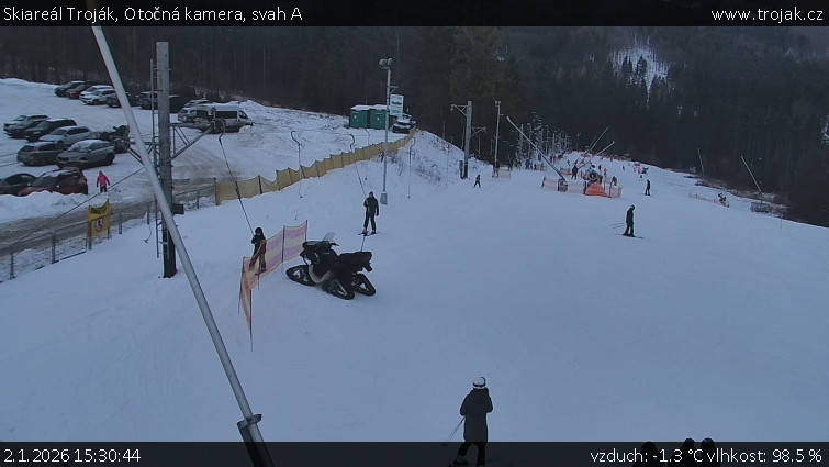 Skiareál Troják - Otočná kamera, svah A - 2.1.2026 v 15:30