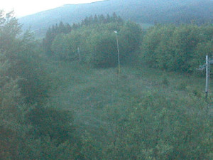 Skiareál Troják - Kamera na svahu B, pohled od chaty - 9.5.2025 v 04:49
