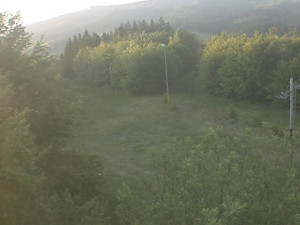 Skiareál Troják - Kamera na svahu B, pohled od chaty - 9.5.2025 v 05:49