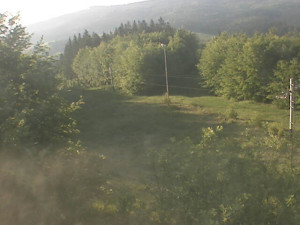 Skiareál Troják - Kamera na svahu B, pohled od chaty - 9.5.2025 v 06:49