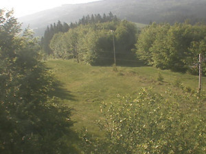 Skiareál Troják - Kamera na svahu B, pohled od chaty - 9.5.2025 v 07:49