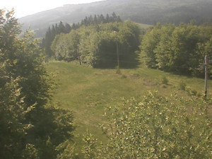 Skiareál Troják - Kamera na svahu B, pohled od chaty - 9.5.2025 v 08:49