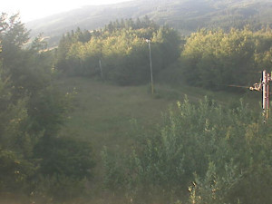 Skiareál Troják - Kamera na svahu B, pohled od chaty - 1.7.2025 v 05:49