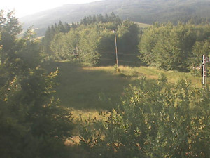 Skiareál Troják - Kamera na svahu B, pohled od chaty - 1.7.2025 v 06:49