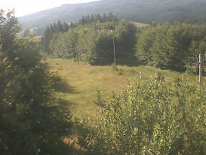 Skiareál Troják - Kamera na svahu B, pohled od chaty - 1.7.2025 v 07:49