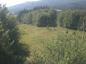 Skiareál Troják - Kamera na svahu B, pohled od chaty - 1.7.2025 v 08:39