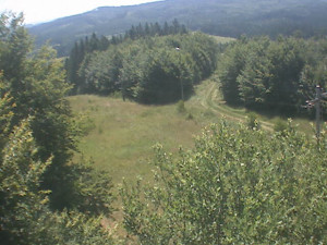 Skiareál Troják - Kamera na svahu B, pohled od chaty - 1.7.2025 v 10:49