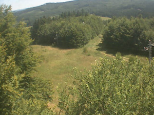 Skiareál Troják - Kamera na svahu B, pohled od chaty - 1.7.2025 v 13:49