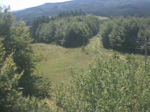 Skiareál Troják - Kamera na svahu B, pohled od chaty - 2.7.2025 v 10:49