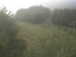 Skiareál Troják - Kamera na svahu B, pohled od chaty - 29.9.2025 v 07:39