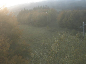 Skiareál Troják - Kamera na svahu B, pohled od chaty - 19.10.2025 v 07:49