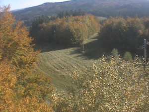 Skiareál Troják - Kamera na svahu B, pohled od chaty - 19.10.2025 v 13:50