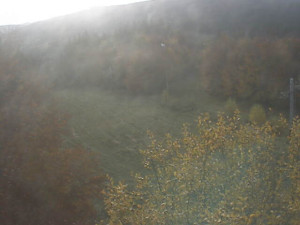 Skiareál Troják - Kamera na svahu B, pohled od chaty - 30.10.2025 v 07:50