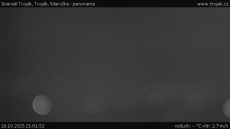 Skiareál Troják - Troják, Maruška - panorama - 19.10.2025 v 21:01 Skiareál Troják - Troják, Maruška - panorama - 19.10.2025 v 21:01