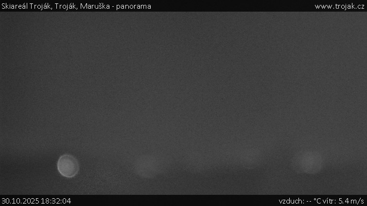 Skiareál Troják - Troják, Maruška - panorama - 30.10.2025 v 18:32 Skiareál Troják - Troják, Maruška - panorama - 30.10.2025 v 18:32